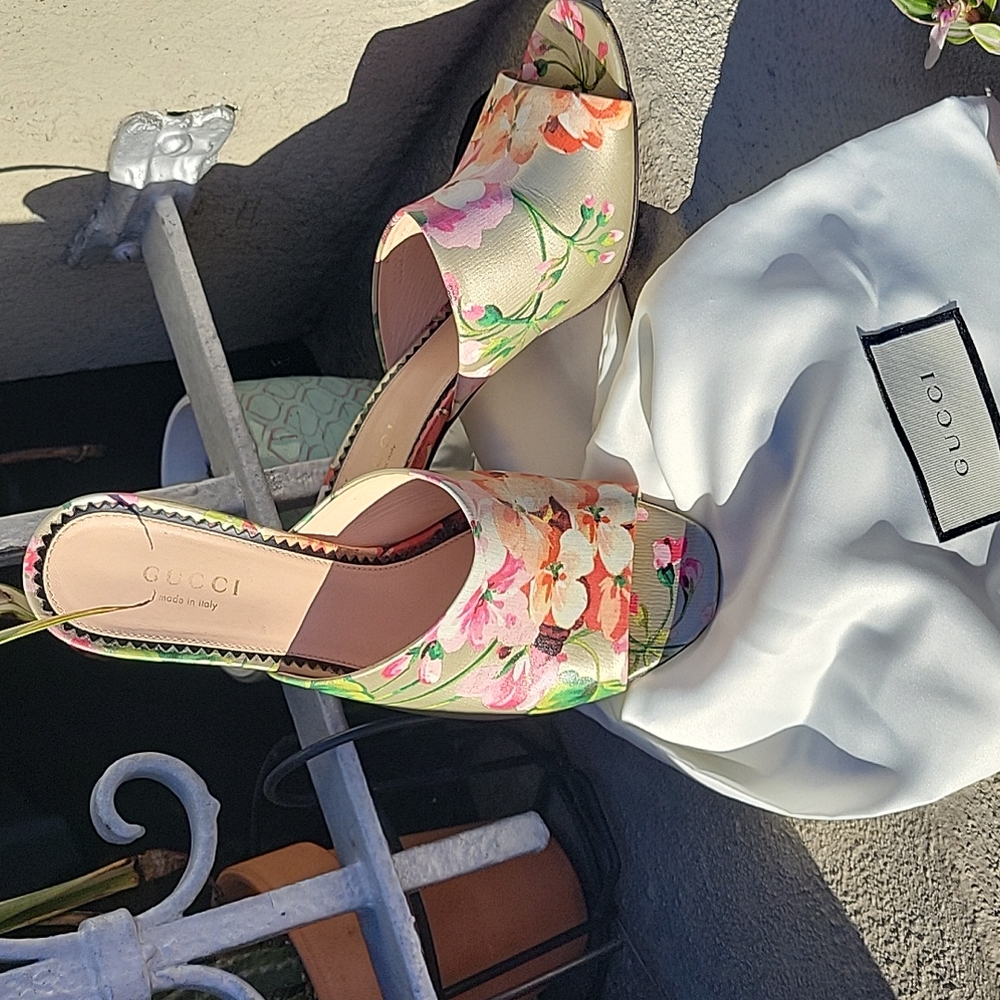 Gucci Floral Mules, excellent used condition, perfect for spring, gorgeous.